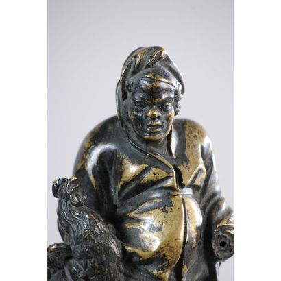 2 PERSONNAGES en bronze patiné positionnés...