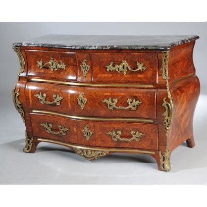 COMMODE TOMBEAU LOUIS XV galbée toutes faces...