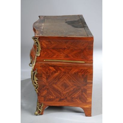 COMMODE TOMBEAU LOUIS XV galbée toutes faces...