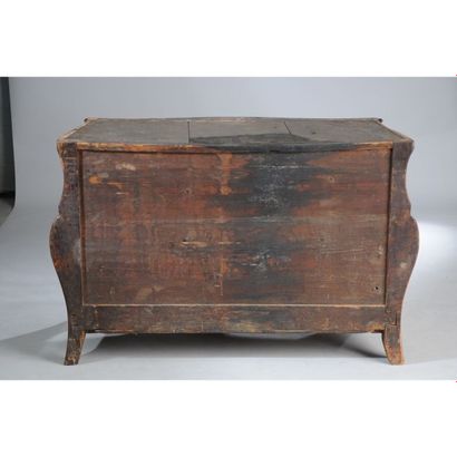COMMODE TOMBEAU LOUIS XV galbée toutes faces...