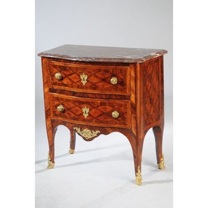 COMMODE SAUTEUSE RÉGENCE en placage de bois...