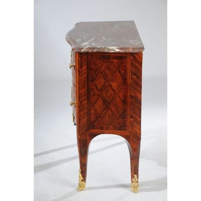 COMMODE SAUTEUSE RÉGENCE en placage de bois...