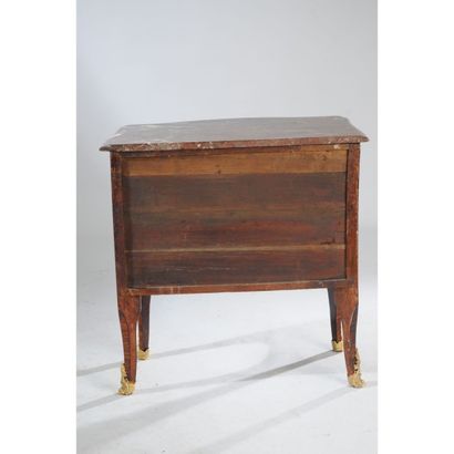 COMMODE SAUTEUSE RÉGENCE en placage de bois...