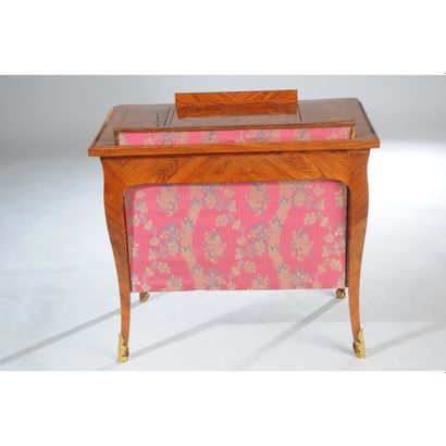 TABLE LISEUSE toutes faces formant écran...