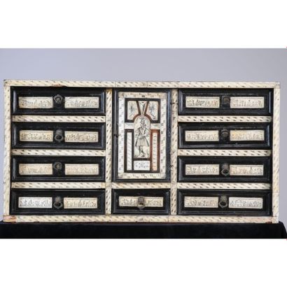 CABINET en bois noirci de forme rectangulaire...