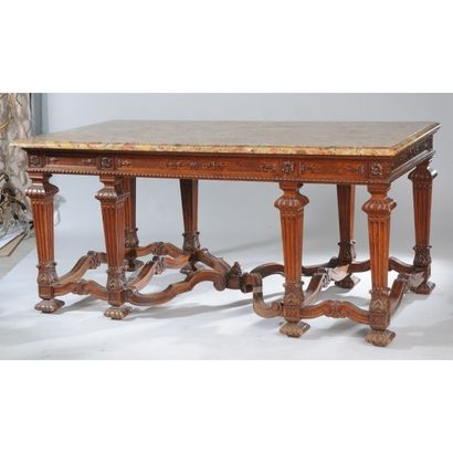 TABLE DE MILIEU DE STYLE LOUIS XIV en chêne...