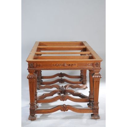 TABLE DE MILIEU DE STYLE LOUIS XIV en chêne...