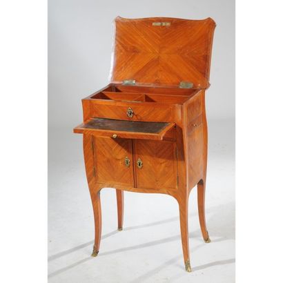 TABLE A ECRIRE LOUIS XV toutes faces en placage...