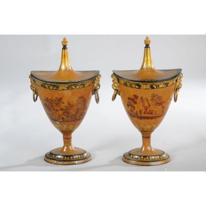 PAIRE DE VASES de forme cornet en tôle peinte...