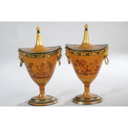 PAIRE DE VASES de forme cornet en tôle peinte...
