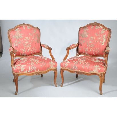 PAIRE DE FAUTEUILS LOUIS XV à dossier plat...