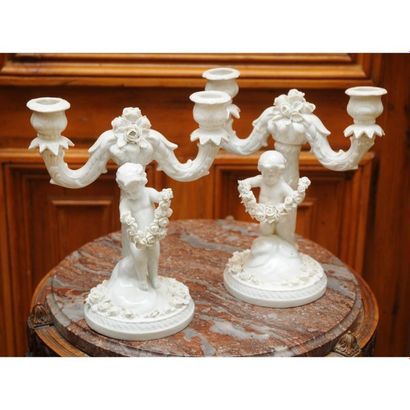 PAIRE DE BOUGEOIRS en Capodimonte à 2 lumières...