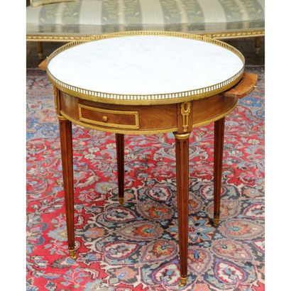 TABLE BOUILLOTTE LOUIS XVI en acajou et placage...