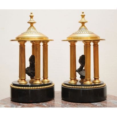PAIRE DE SUJETS représentant des temples...