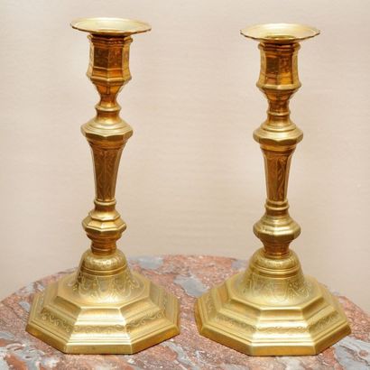 PAIRE DE FLAMBEAUX LOUIS XIV en bronze doré...