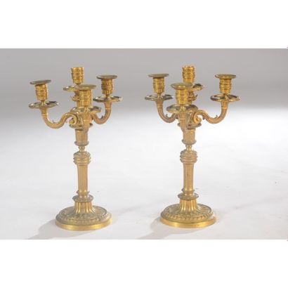 PAIRE DE CANDÉLABRES LOUIS XVI en bronze...