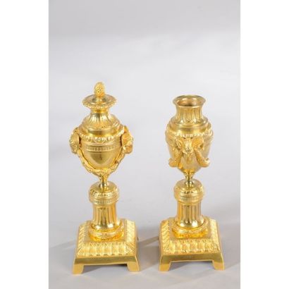 PAIRE DE CASSOLETTES LOUIS XVI formant bougeoirs...