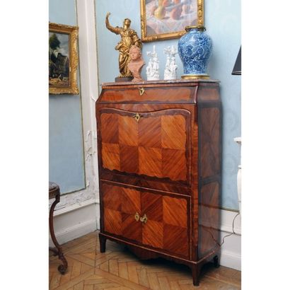 SECRETAIRE LOUIS XV à doucine de forme rectangulaire....