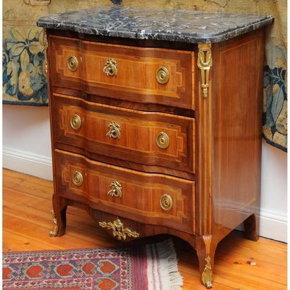 PETITE COMMODE D'ENTRE DEUX à façade à ressaut...
