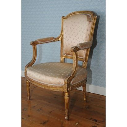 BEAU FAUTEUIL LOUIS XVI en bois doré à dossier...