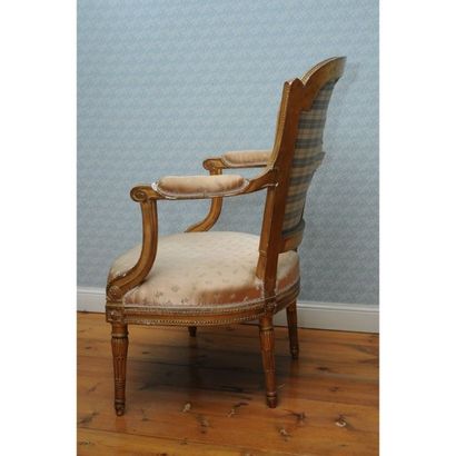 BEAU FAUTEUIL LOUIS XVI en bois doré à dossier...