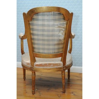 BEAU FAUTEUIL LOUIS XVI en bois doré à dossier...