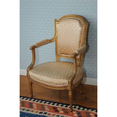 BEAU FAUTEUIL LOUIS XVI en bois doré à dossier...