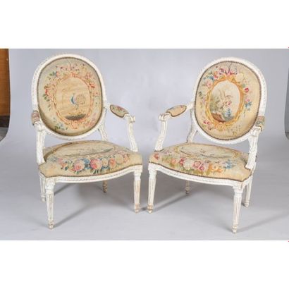 PAIRE DE FAUTEUILS LOUIS XVI en bois rechampi...