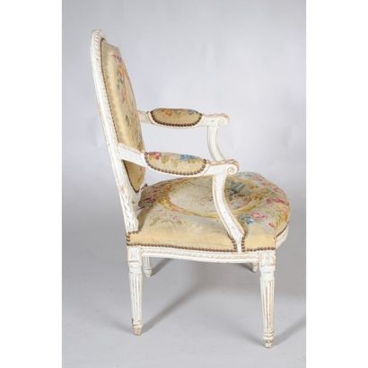 PAIRE DE FAUTEUILS LOUIS XVI en bois rechampi...