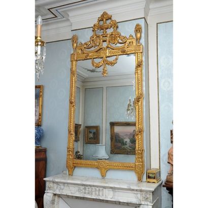 IMPORTANTE GLACE LOUIS XVI en bois doré et...
