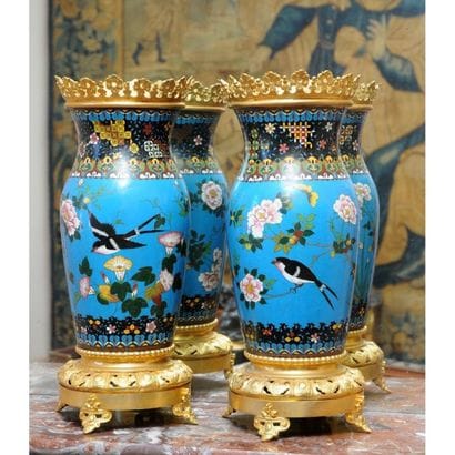 PAIRE DE VASES en bronze et émaux cloisonnés...