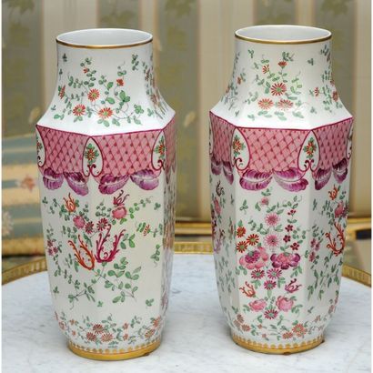 GRANDE PAIRE DE VASES en porcelaine à décor...