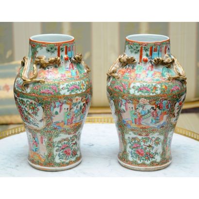 PAIRE DE VASES en porcelaine de CANTON à...