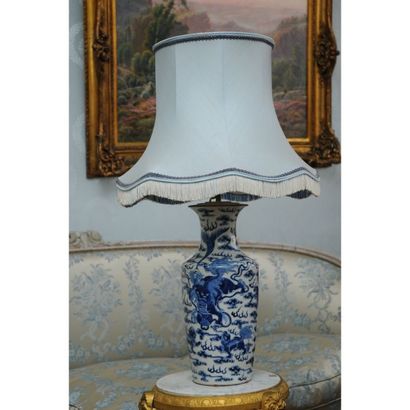 VASE en porcelaine de CHINE monté en lampe...