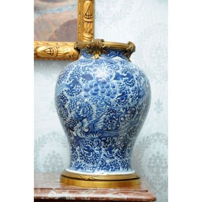 VASE en porcelaine de CHINE à décor blanc,...