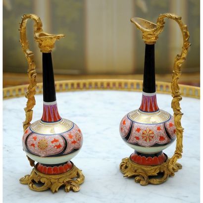 2 PETITES AIGUIERES en porcelaine dans le...