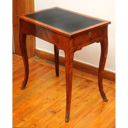 TABLE A ECRIRE LOUIS XV en placage de bois...