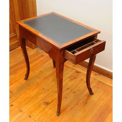 TABLE A ECRIRE LOUIS XV en placage de bois...