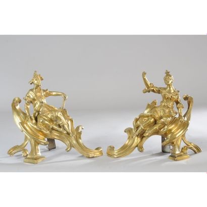 PAIRE DE CHENETS LOUIS XV en bronze doré...