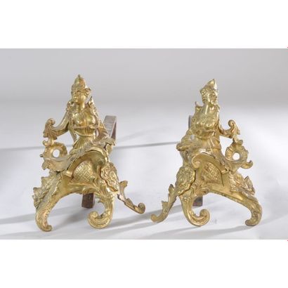 PAIRE DE CHENETS LOUIS XV en bronze doré...