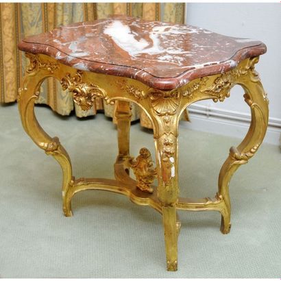 TABLE DE MILIEU LOUIS XV en bois redoré et...