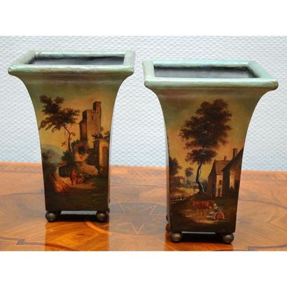 PAIRE DE VASES en tôle peinte de forme carrée...