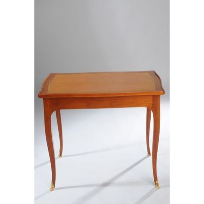 TABLE BUREAU LOUIS XV en acajou et placage...