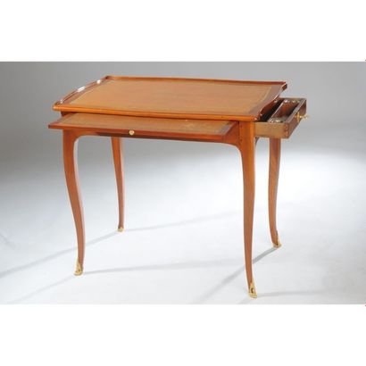 TABLE BUREAU LOUIS XV en acajou et placage...