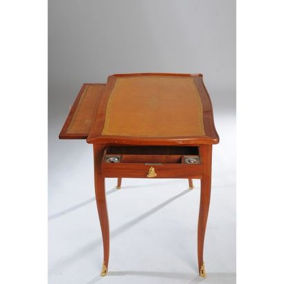 TABLE BUREAU LOUIS XV en acajou et placage...