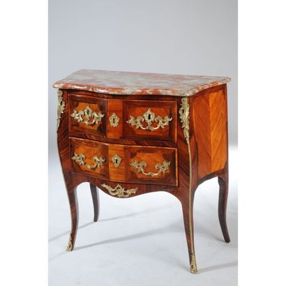 COMMODE SAUTEUSE LOUIS XV galbée en placage...