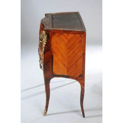 COMMODE SAUTEUSE LOUIS XV galbée en placage...