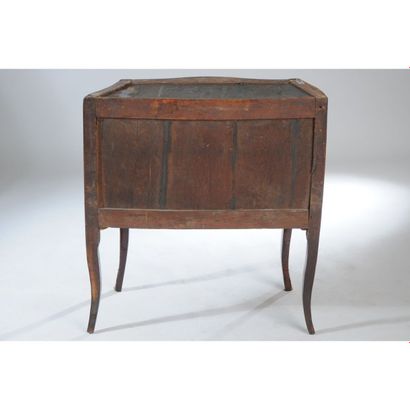 COMMODE SAUTEUSE LOUIS XV galbée en placage...