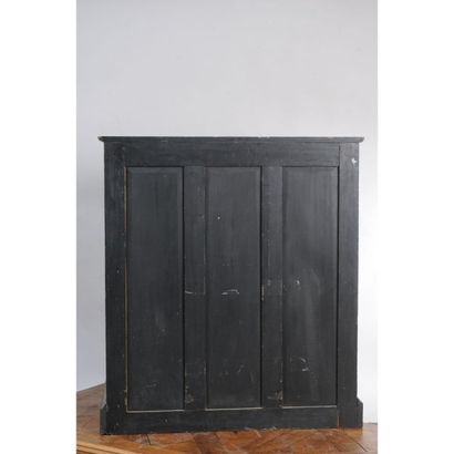 COMMODE en vernis martin à fond noir ouvrant...