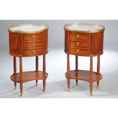 PAIRE DE TABLES DE SALON LOUIS XVI de forme...